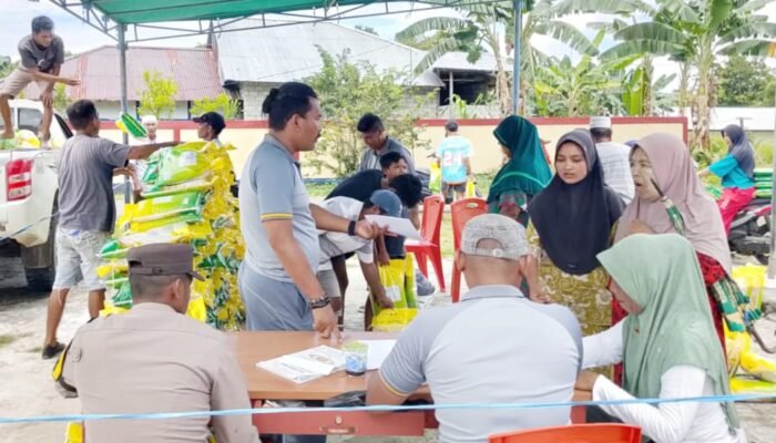 Polsek Kayoa Salurkan 20 Ton Beras Murah, Dukung Program Ketahanan Pangan Nasional