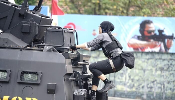 Srikandi Brimob Polda Jatim Pukau Penonton Lewat Aksi Penuh Adrenalin pada HUT Brimob ke-80