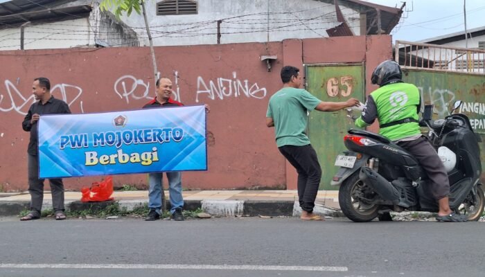 PWI Mojokerto Tebar Kebaikan Lewat Jumat Berkah, Jurnalis Turun ke Jalan Bagikan Nasi Bungkus