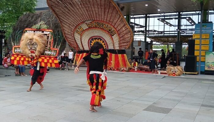 Pasar Semeru, Reog Ponorogo Shatrio Tunas Mudho Persembahkan Sembur Naga Api