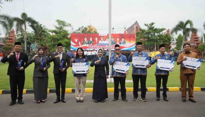 Upacara Hari Pahlawan, Dinas Pendidikan dan Kebudayaan Mojokerto Raih Penghargaan dari Wali Kota