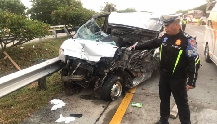 Diduga Mengantuk, Pikap Tabrak Truk Gandeng di Tol Jomo KM 697, Satu Penumpang Tewas