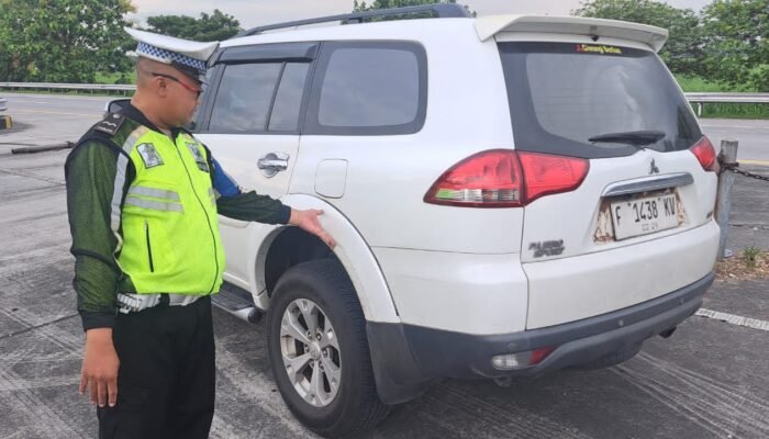 Pajero Oleng dan Tabrak Pembatas Median di Tol Jombang–Mojokerto