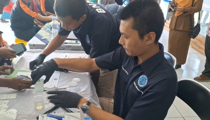 Jelang Libur Natal dan Tahun Baru, 50 Sopir Angkutan Umum di Terminal Kertajaya Mojokerto Jalani Tes Urine