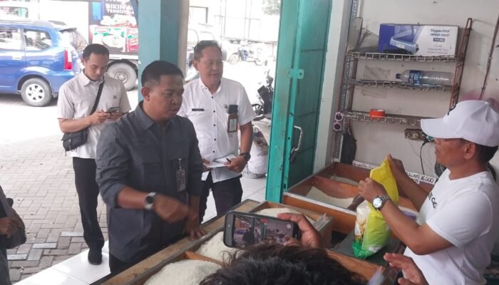 Jelang Tutup Tahun, Bulog dan Dispari Mojokerto Pantau Harga Beras di Pasar Kedungmaling