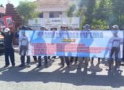 Warga Kaligoro aksi damai di Pengadilan Negeri Mojokerto