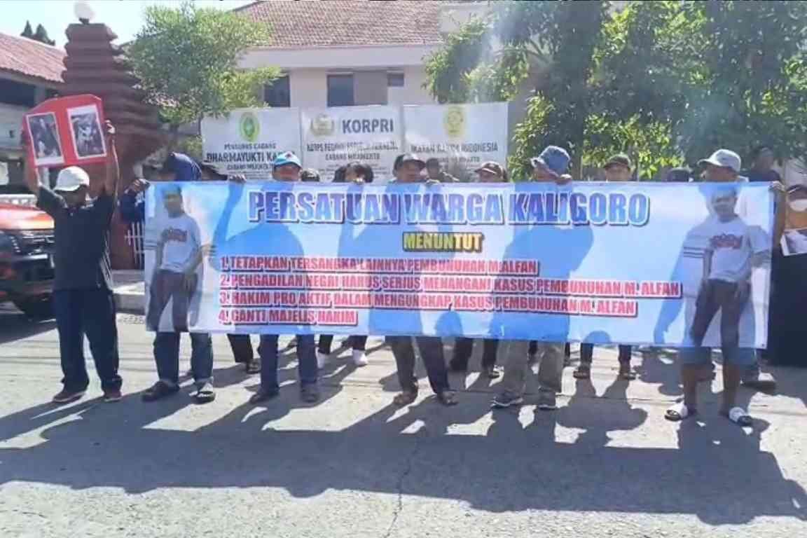 Warga Kaligoro aksi damai di Pengadilan Negeri Mojokerto