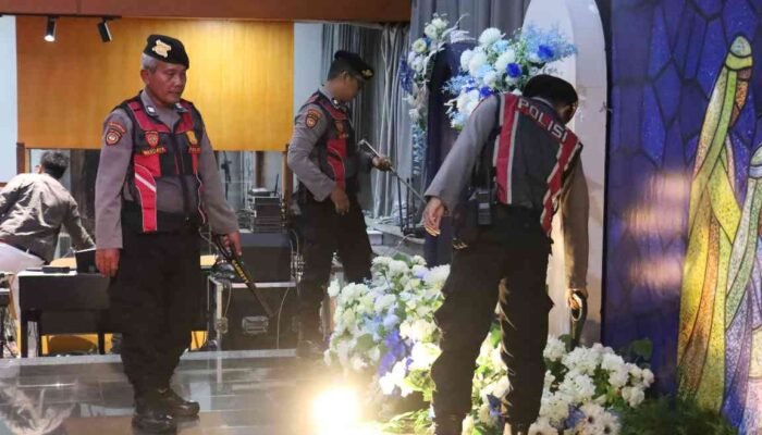 Satsamapta Polres Mojokerto Kota Sterilisasi Gereja, Pastikan Ibadah Natal Aman dan Kondusif