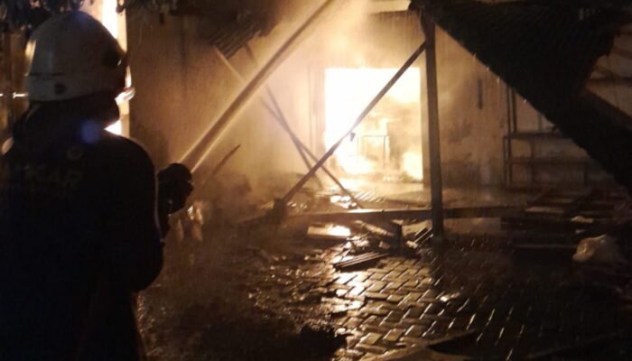 Api Melahap Home Industri Sepatu di Sooko Mojokerto, Produksi Lumpuh Total