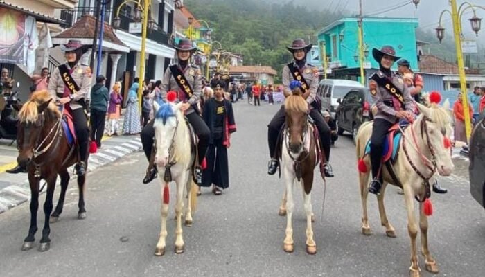 Polwan Polres Magetan Patroli Berkuda di Wisata Sarangan