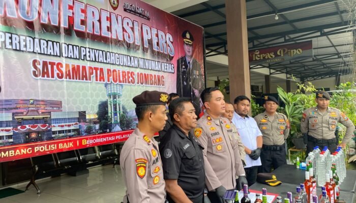 Polisi Amankan 680 Botol Miras Ilegal dari Rumah Warga di Jombang