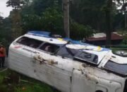 Minibus Rombongan Keluarga Asal Surabaya Alami Rem Blong di Pacet Mojokerto