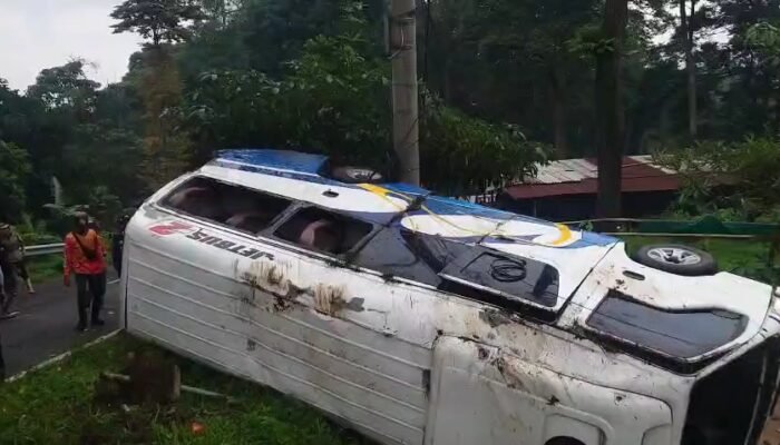 Minibus Rombongan Keluarga Asal Surabaya Alami Rem Blong di Pacet Mojokerto