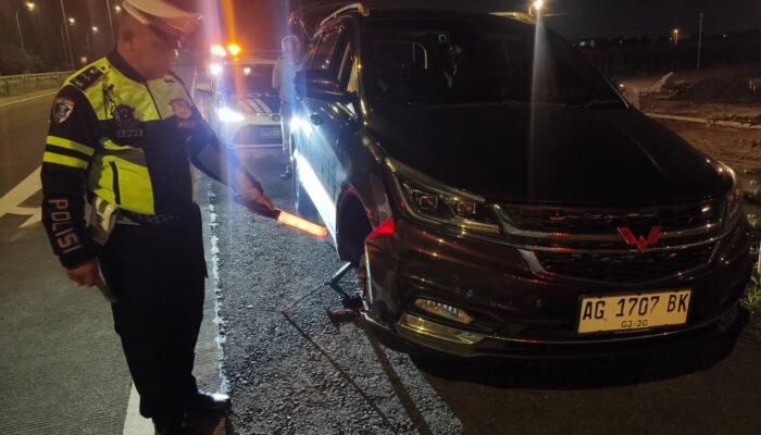 Mobil Pecah Ban di Tol SuMo Dini Hari, Wuling Cortez Oleng hingga Tabrak Pembatas