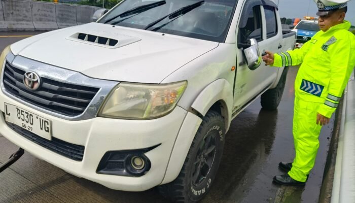 Fortuner Tabrak Hilux di Tol Surabaya – Mojokerto, Kerugian Di Taksir Rp. 10 Jt