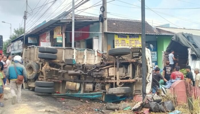 Sopir Truk Gandeng Diduga Mengantuk Tabrak Dua Kendaraan hingga Menimpa Motor Nmax, di Jalur Mojokerto-Pasuruan