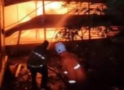 Petugas pemadam kebakaran BPBD Kabupaten Mojokerto melakukan upaya pemadaman