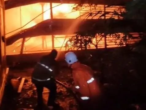 Petugas pemadam kebakaran BPBD Kabupaten Mojokerto melakukan upaya pemadaman