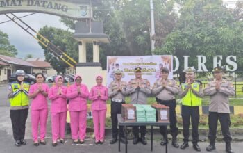 Foto bersama sebelum pembagian takjil. foto: lentera Inspiratif