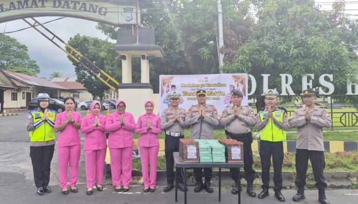 Polres Halut Berbagi Takjil dan Himbauan Berlalu Lintas Tebar Kebaikan di Bulan Ramadhan