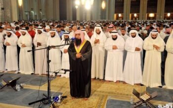 Foto orang sholat berjamaah (fotoist)