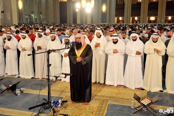 Foto orang sholat berjamaah (fotoist)