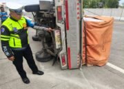 Petugas PJR 3 Polda Jatim saat di TKP mobil Suzuki Pikap yang terguling di ruas tol SuMo (foto: Dokumen PJR 3 Polda Jatim)