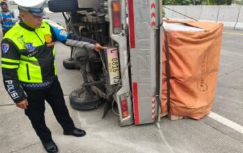 Petugas PJR 3 Polda Jatim saat di TKP mobil Suzuki Pikap yang terguling di ruas tol SuMo (foto: Dokumen PJR 3 Polda Jatim)