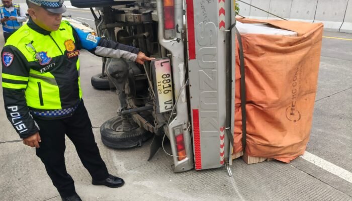 Ban Pecah di KM 732 Tol SuMo, Pikap Pengangkut Kayu Terbalik