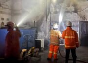 Petugas damkar BPBD Kabupaten Mojokerto sedang melakukan pembasahan kebakaran gudang penyimpanan barang di Desa Sawo, Kecamatan Kutorejo, Kabupaten Mojokerto pada Rabu (25/02/2026). (Foto: Dok/BPBD Kabupaten Mojokerto)