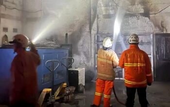 Petugas damkar BPBD Kabupaten Mojokerto sedang melakukan pembasahan kebakaran gudang penyimpanan barang di Desa Sawo, Kecamatan Kutorejo, Kabupaten Mojokerto pada Rabu (25/02/2026). (Foto: Dok/BPBD Kabupaten Mojokerto)