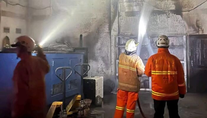 Gudang Penyimpanan di Kutorejo Mojokerto Dilalap Api, Genset Hangus Terbakar