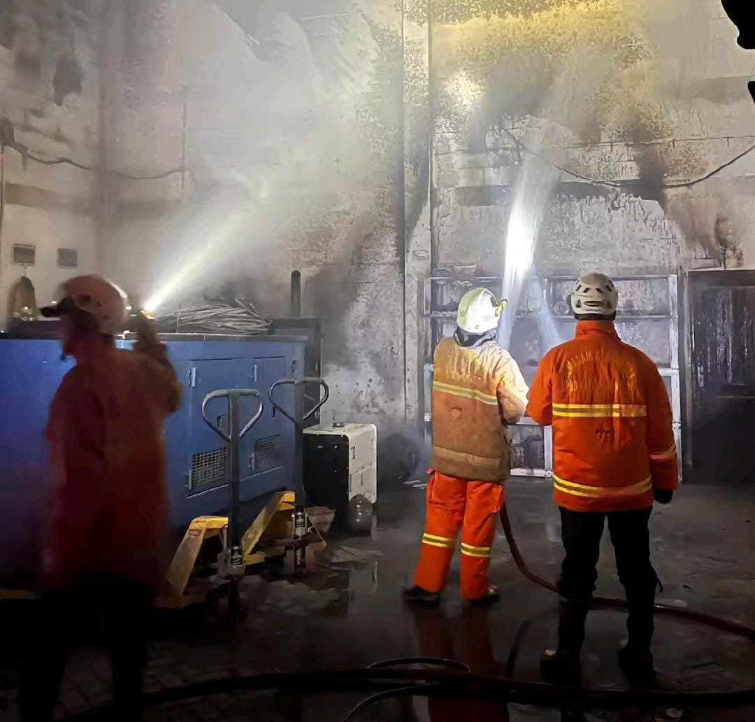 Petugas damkar BPBD Kabupaten Mojokerto sedang melakukan pembasahan kebakaran gudang penyimpanan barang di Desa Sawo, Kecamatan Kutorejo, Kabupaten Mojokerto pada Rabu (25/02/2026). (Foto: Dok/BPBD Kabupaten Mojokerto)