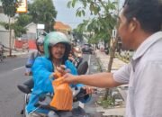 PWI Mojokerto Raya Bagikan 100 Paket Takjil, Tetap Antusias Meski Diguyur Hujan