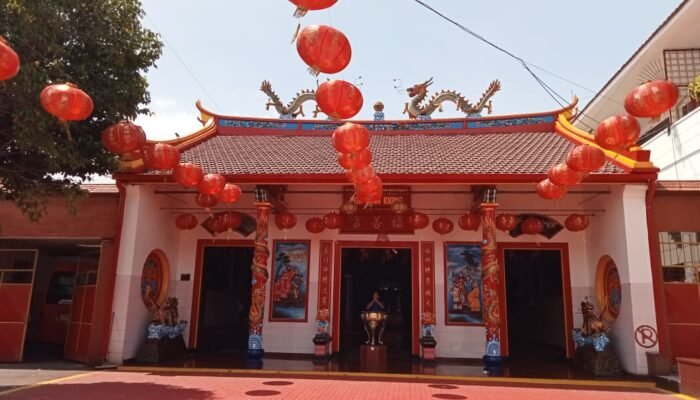 Sambut Imlek 2026, Klenteng Tri Dharma Hok Sian Kiong Mojokerto Bersolek