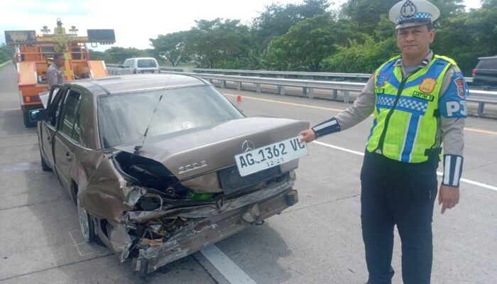 Kecelakaan Tunggal di KM 683 Tol Jombang – Mojokerto, Pengemudi Sedan Mercedes-Benz Tak Sadarkan Diri
