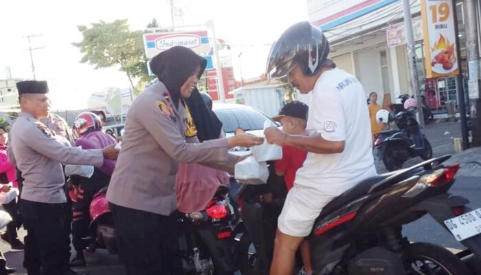 Ramadhan Penuh Berkah, Polsek Ternate Selatan Bersama Bhayangkari Bagikan Takjil Gratis