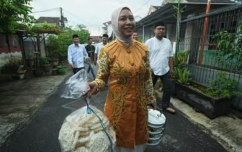 Rantangan Ning Ita, Cara Wali Kota Mojokerto Dekat dengan Warga di Bulan Ramadan