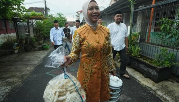 Rantangan Ning Ita, Cara Wali Kota Mojokerto Dekat dengan Warga di Bulan Ramadan