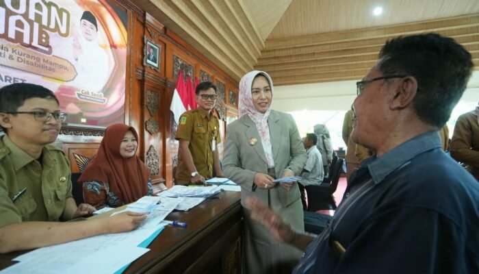 Pemkot Mojokerto Salurkan Bansos Rp350 Ribu untuk 294 Tukang Becak Jelang Idul Fitri