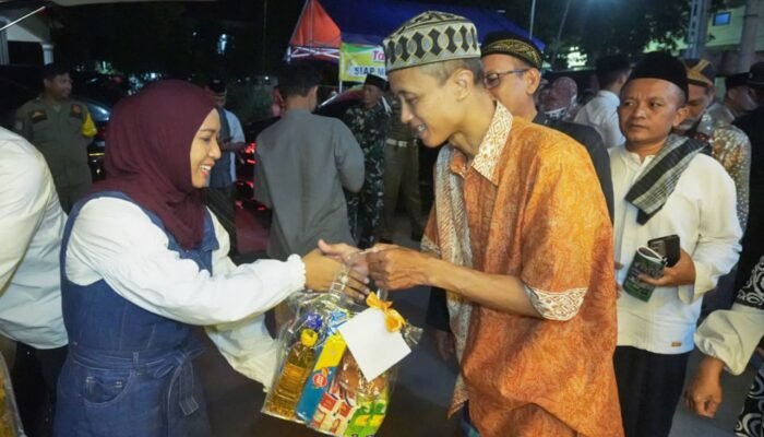 Safari Ramadan di Masjid Siti Khodijah, Ning Ita Serahkan Hibah Rp35 Juta