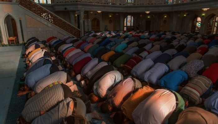 Fadhilah dan Keutamaan Shalat Tarawih Malam ke-16: Dicatat Bebas dari Api Neraka