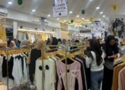 Pengunjung Membludak! Warga Mojokerto Berburu Baju Lebaran Padati Rena Beauty Jelang Lebaran 2026