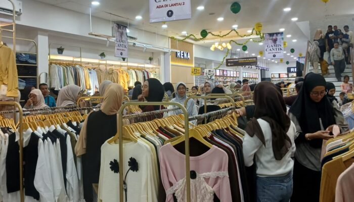 Pengunjung Membludak! Warga Mojokerto Berburu Baju Lebaran Padati Rena Beauty Jelang Lebaran 2026