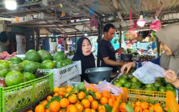 Jelang Lebaran 1447H, Harga Buah Melonjak di Pasar Raya Kemlagi, Pedagang Ungkap Penyebabnya. (foto:nava)