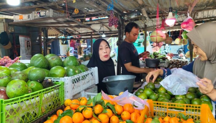 Jelang Lebaran 1447H, Harga Buah Melonjak di Pasar Raya Kemlagi, Pedagang Ungkap Penyebabnya