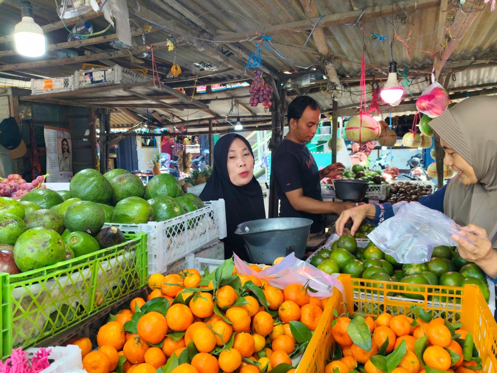 Jelang Lebaran 1447H, Harga Buah Melonjak di Pasar Raya Kemlagi, Pedagang Ungkap Penyebabnya. (foto:nava)