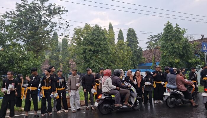 700 Takjil dan Reog Ponorogo Warnai Aksi Sosial PSHW TM Ranting Kemlagi di Bulan Ramadhan