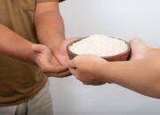 Bolehkah Zakat Fitrah Diberikan Langsung kepada Penerima? Ini Dalil dan Penjelasannya