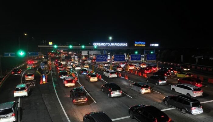Lonjakan arus balik Lebaran 2026 terjadi di ruas Tol SuMo dengan peningkatan volume kendaraan sebesar 39,3%